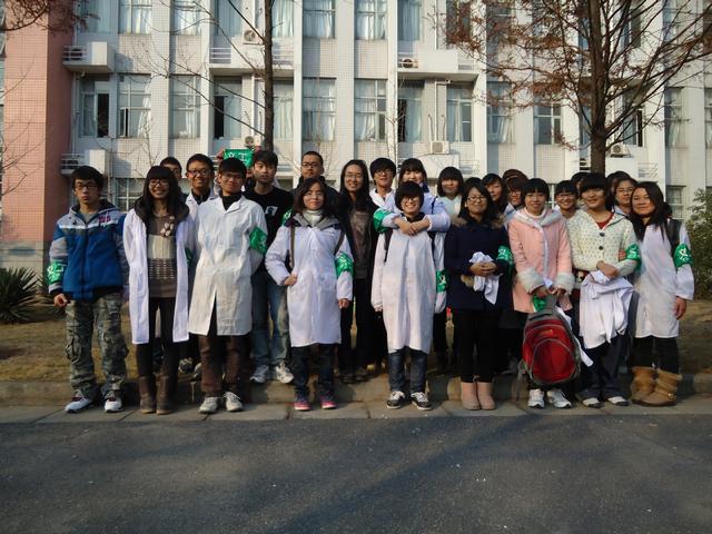 刷漆结束义工集体合影