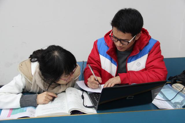 小老师在耐心讲解