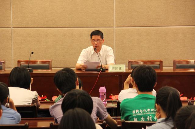 陈国建老师向新生进行实验室安全教育