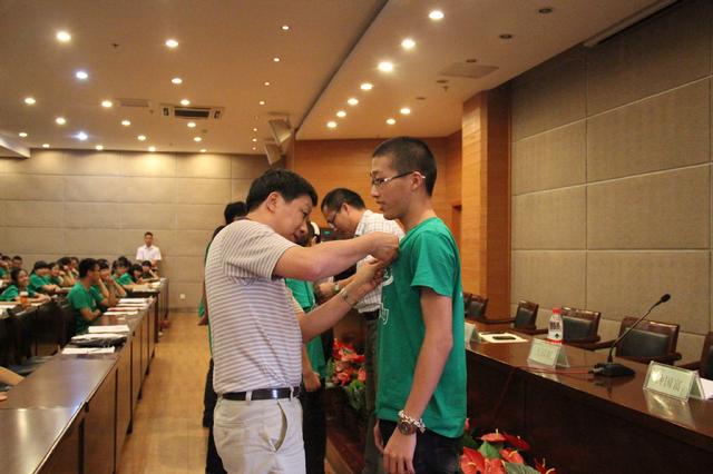 领导为新生代表佩戴校徽