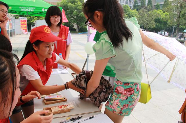 新生捐赠军训服装