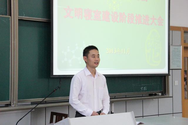 潘玉银老师上台讲话