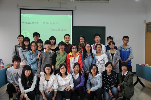 斯庆和老师与学生合影留念