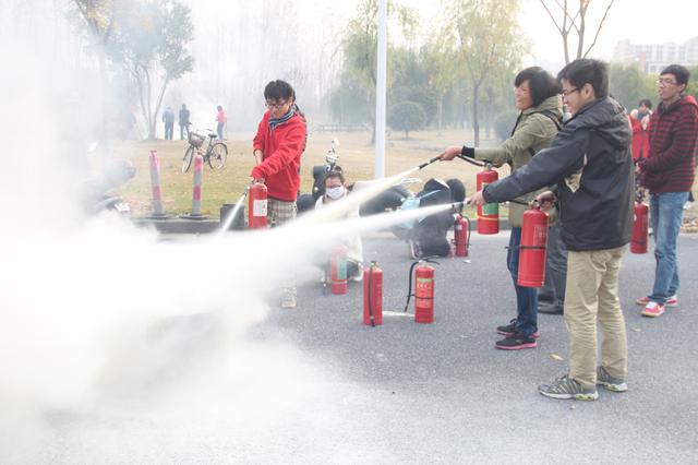 学生进行消防演习