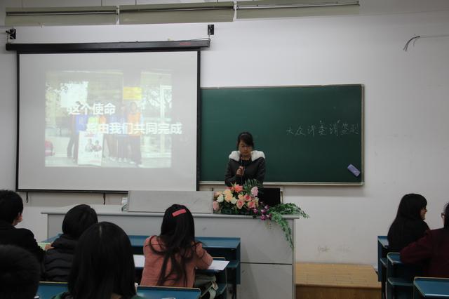 候选人上台竞选