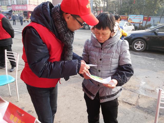 博彩网
志愿者在认真宣传中
