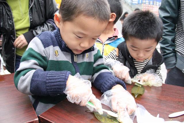 孩子们在认真刷树叶