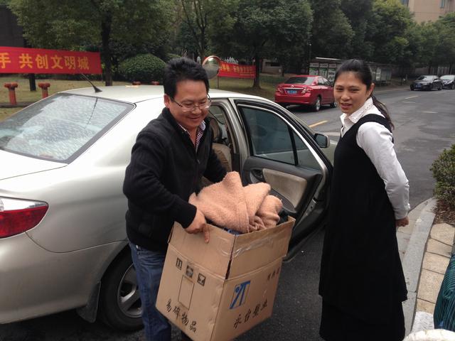 热情捐衣物的居民