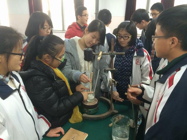 同学们动手感受化学的乐趣