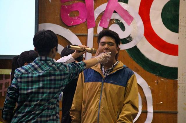 游戏环节 原来吃个蛋糕那么艰难吃蛋糕