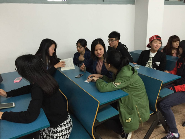 “小老师”与“大学生”的交流