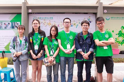 宣传栏的工作人员