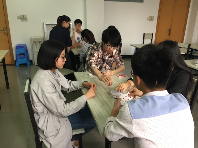 同学们聚精会神地比赛