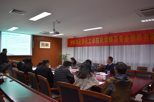 副院长曾晓飞教授向专家介绍人才培养方案修订的基本情况